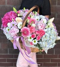 Цветочная композиция из Розы, Хризантемы, Пионы и Лизиантусы в корзине в Пионерском Республика Крым