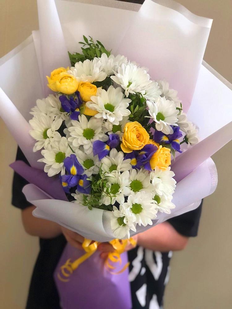 Букет цветов из: Ирисы, Хризантемы и Розы в Пионерском Республика Крым