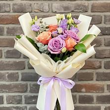 Букет цветов из:  Лизиантусы и Розы в Пионерском Республика Крым